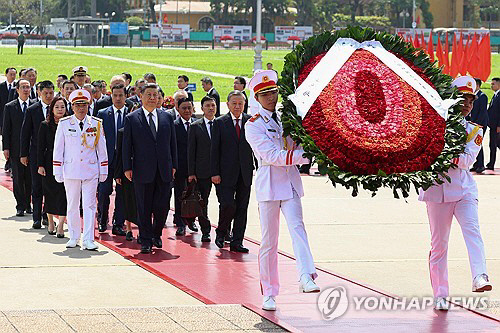 하노이 공항에서 환영받는 시진핑 중국 국가주석. AFP 연합뉴스